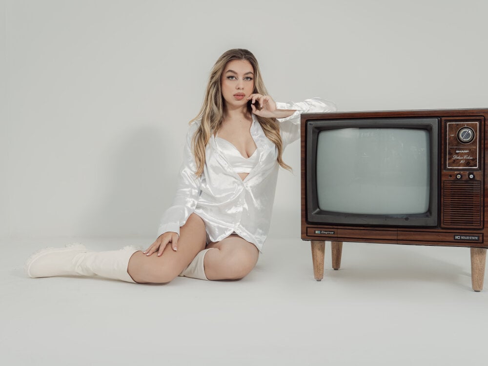 Live sex webcam photo for EllaClark #289973338