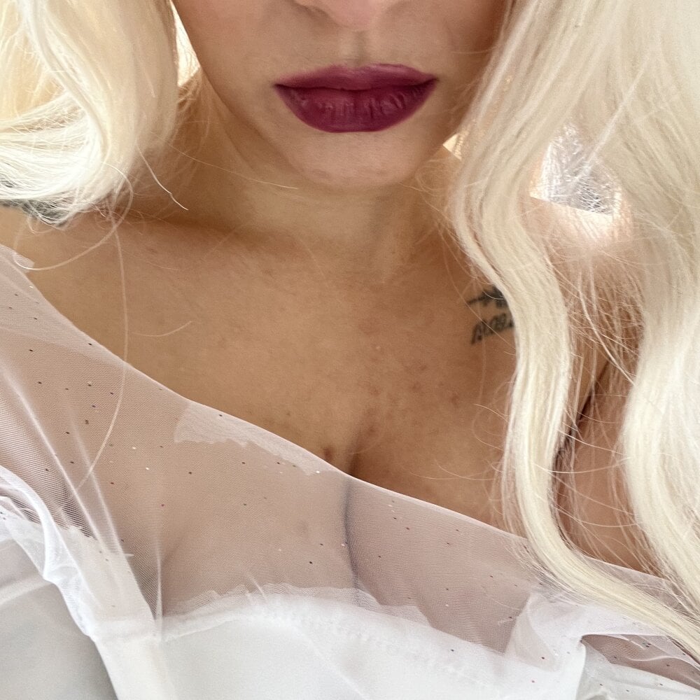 Live sex webcam photo for Queen-Rimi #289211294