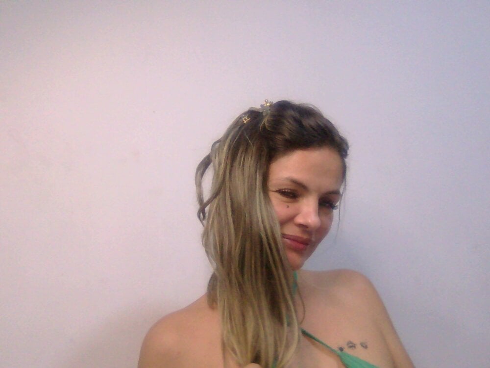 stripchat viitoriamaria webcam profile pic via elivecams.com