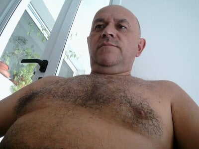 BIGBEARHOT Live Cam on StripChat