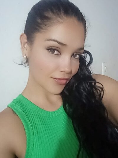 Claucris_1998 Female White Live Webcam Chat