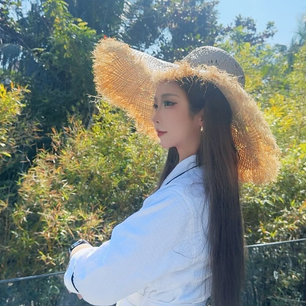 hotgirl0111 webcam livesex profile in in-the-corner-of-the-room cams