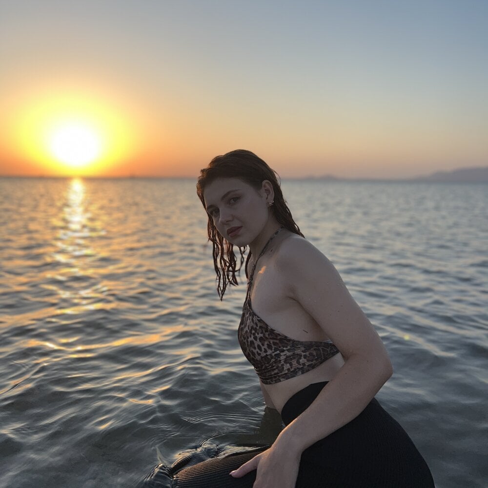 Emaline_Reese's Offline Chat Room