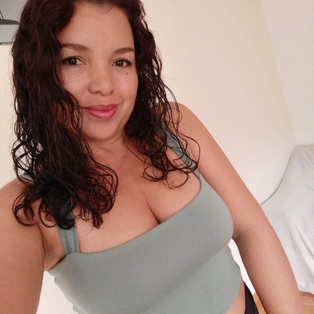 Soraya_milf84's Offline Chat Room