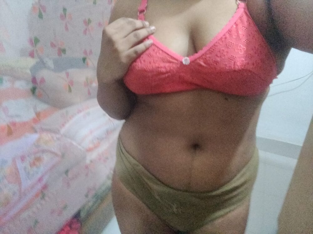 stripchat your_arinna03 webcam profile pic via sexlivecamsites.com