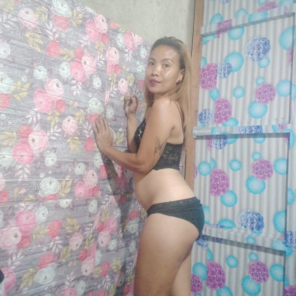 AsianHorny4uxx's Offline XXX Chat