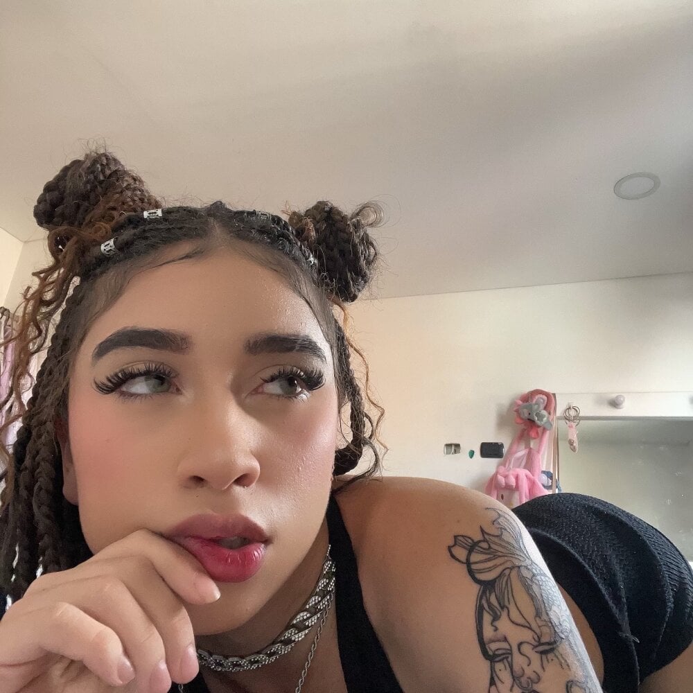 watchgirlcam.com emma_pink18 livesex profile in habibis-mansion cams