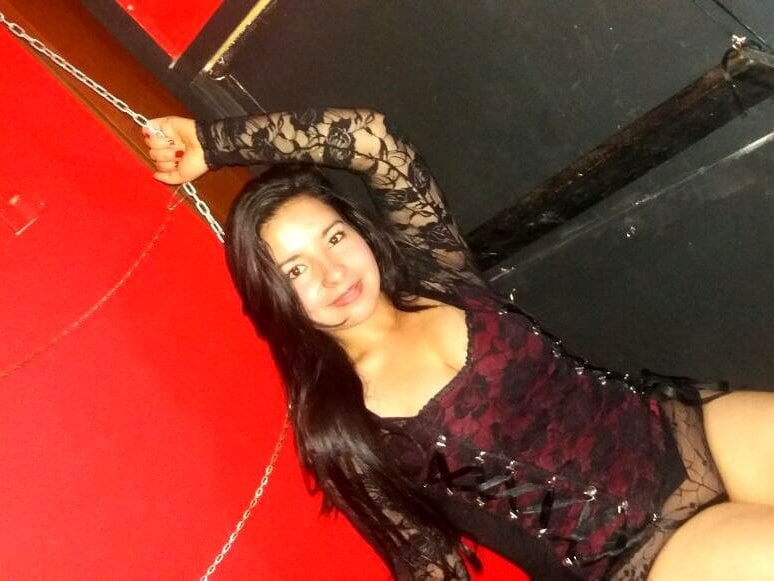 AntonellaHotSquirtt's Offline XXX Chat