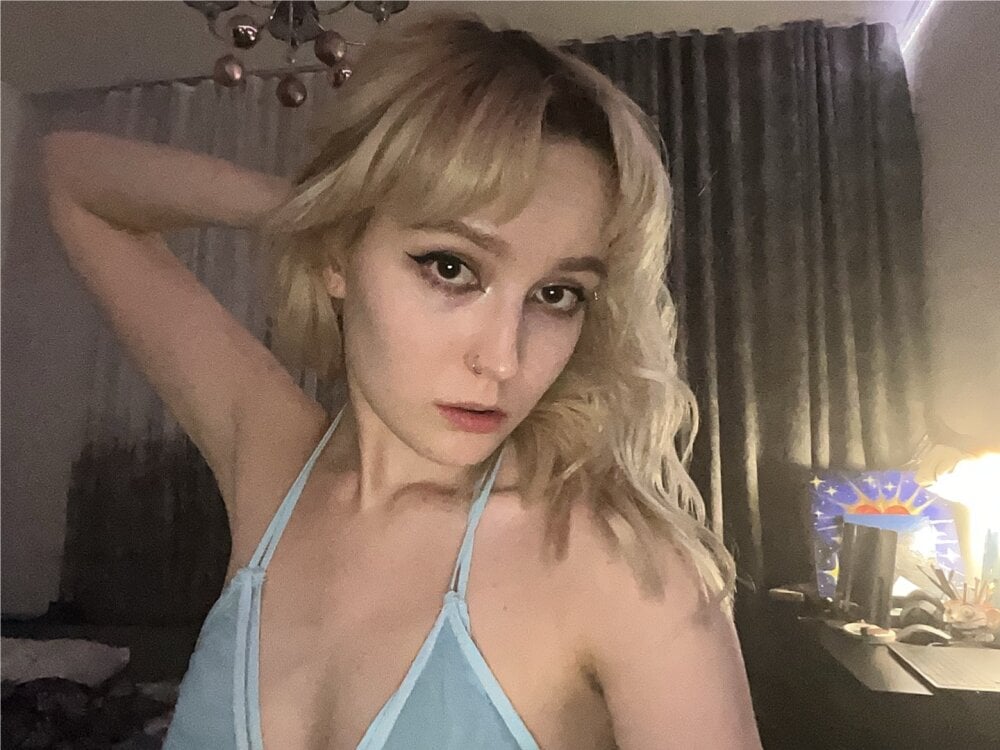 sonechkasladkaya webcam profile - Swiss