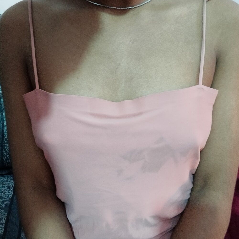 sexcam-girls.com sassy_sofiaa_ livesex profile in in-the-palm-of-your-hands cams