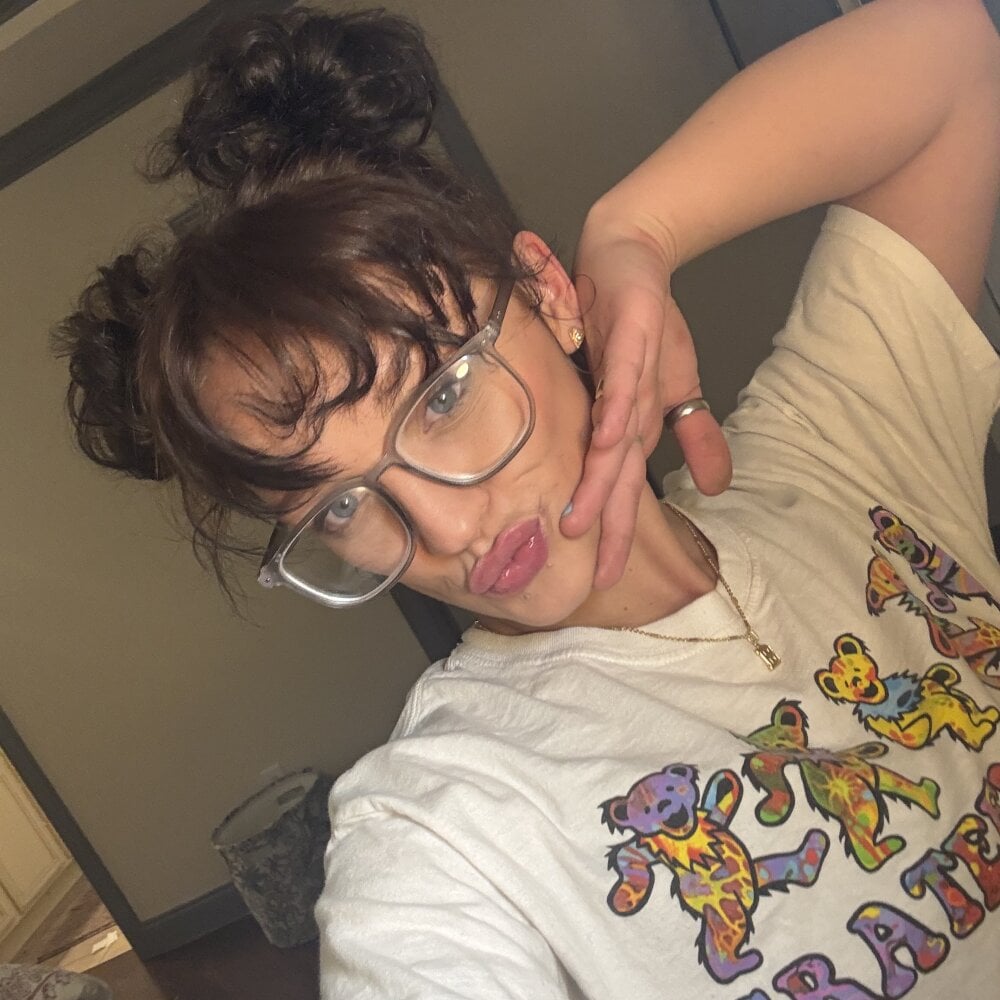 livesex.fan crooked_angel livesex profile in on-your-monitor cams