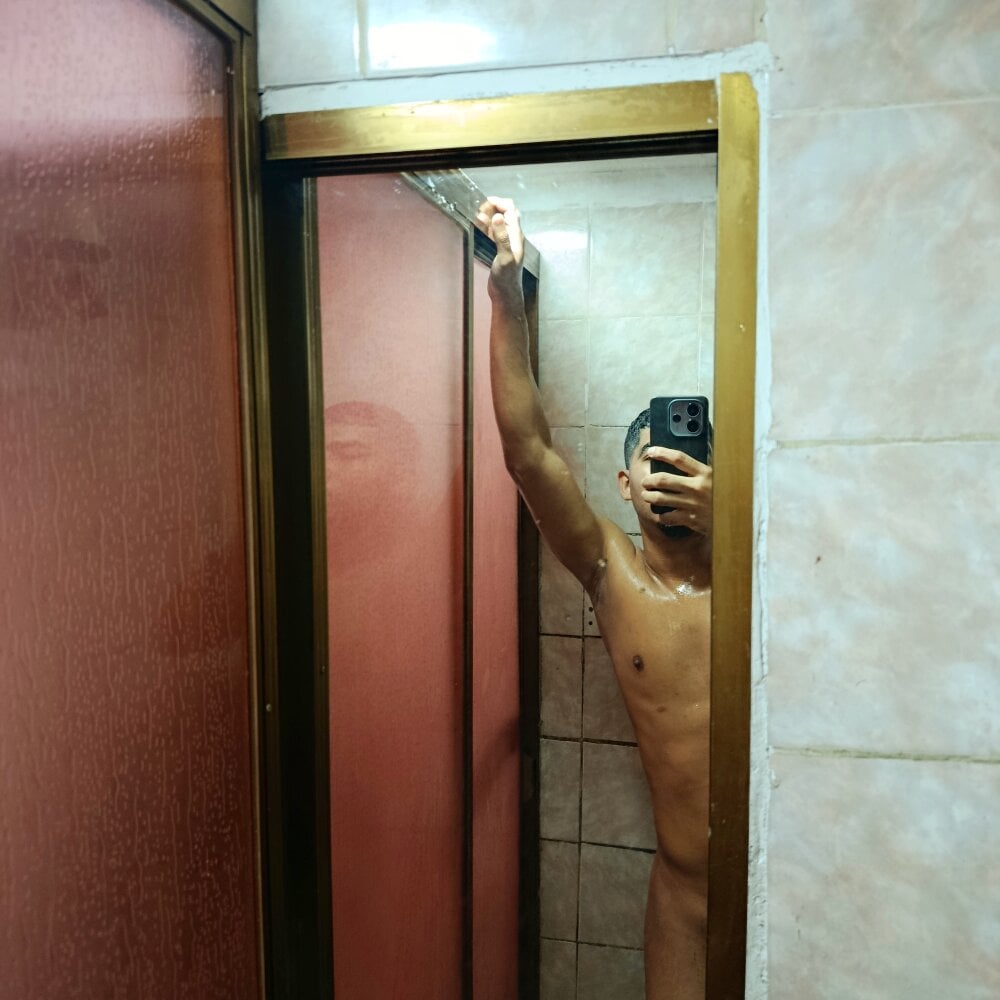 thiiago_05 from stripchat
