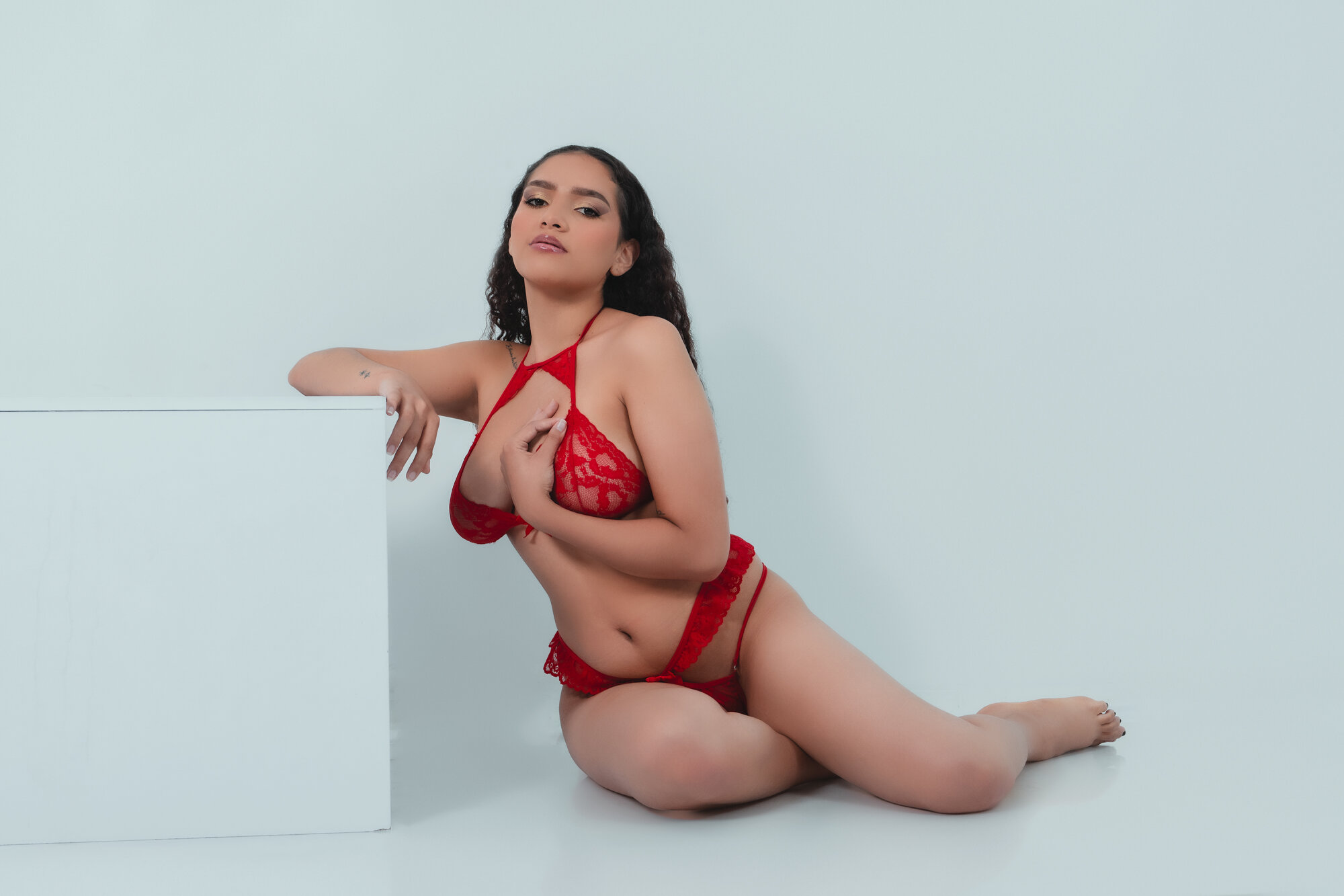 AnahiCurlie_