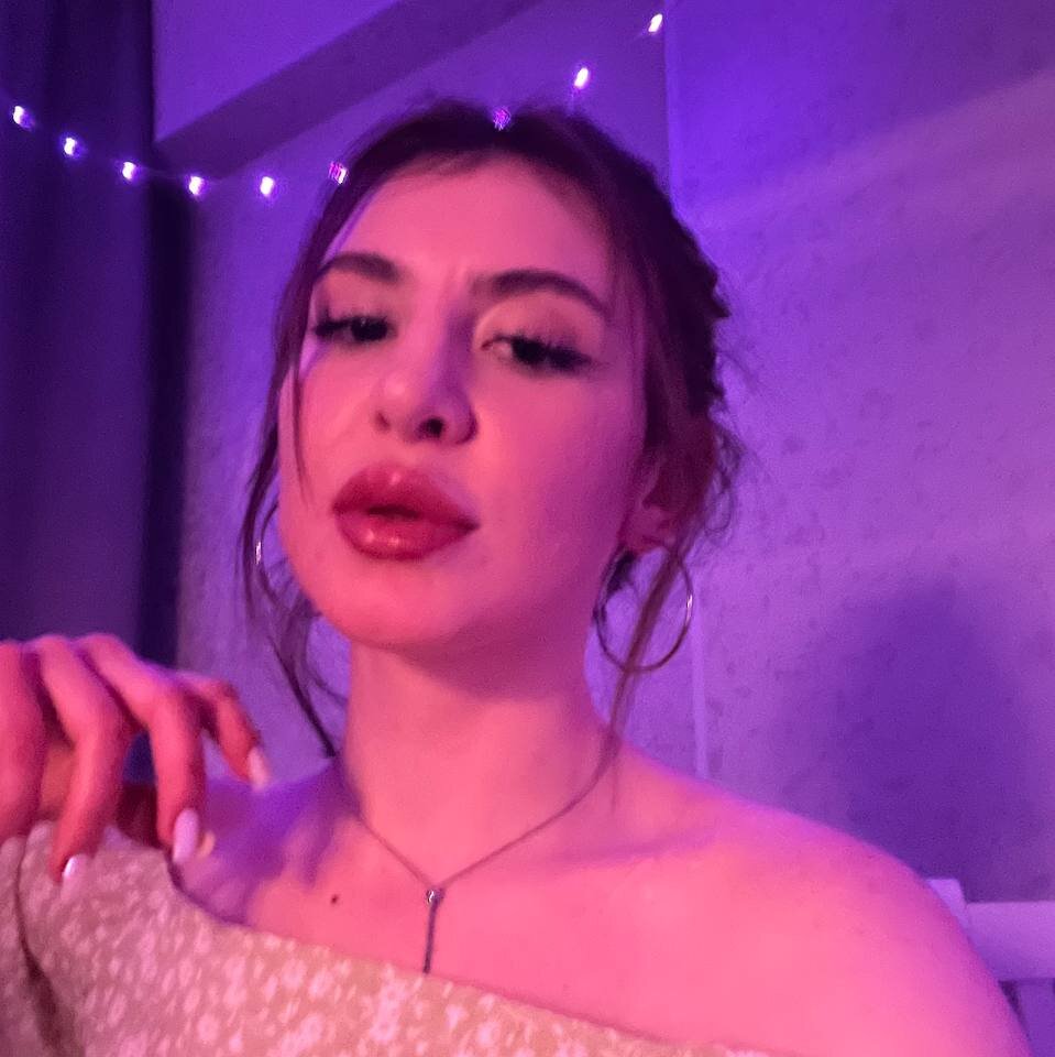 Watch EvvaArri live on cam on StripChat