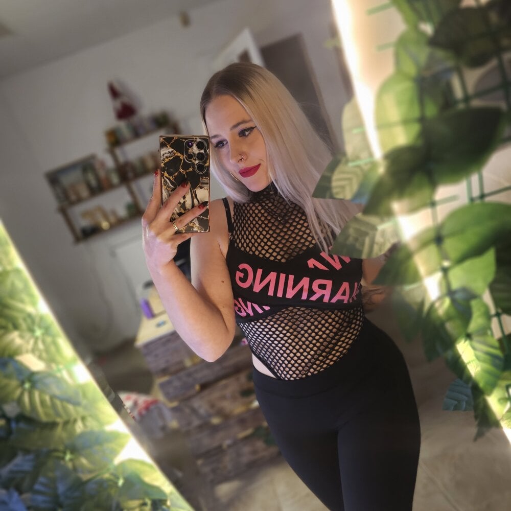 stripchat christinawheeled11 webcam profile pic via xxx-topcamgirls.com