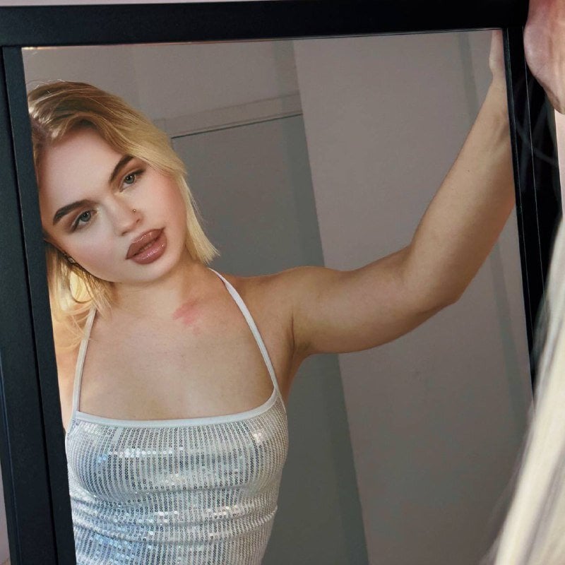 MilaFink live cam model at StripChat