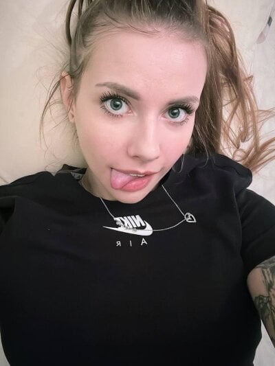 Vikki_Cheese - athletic young