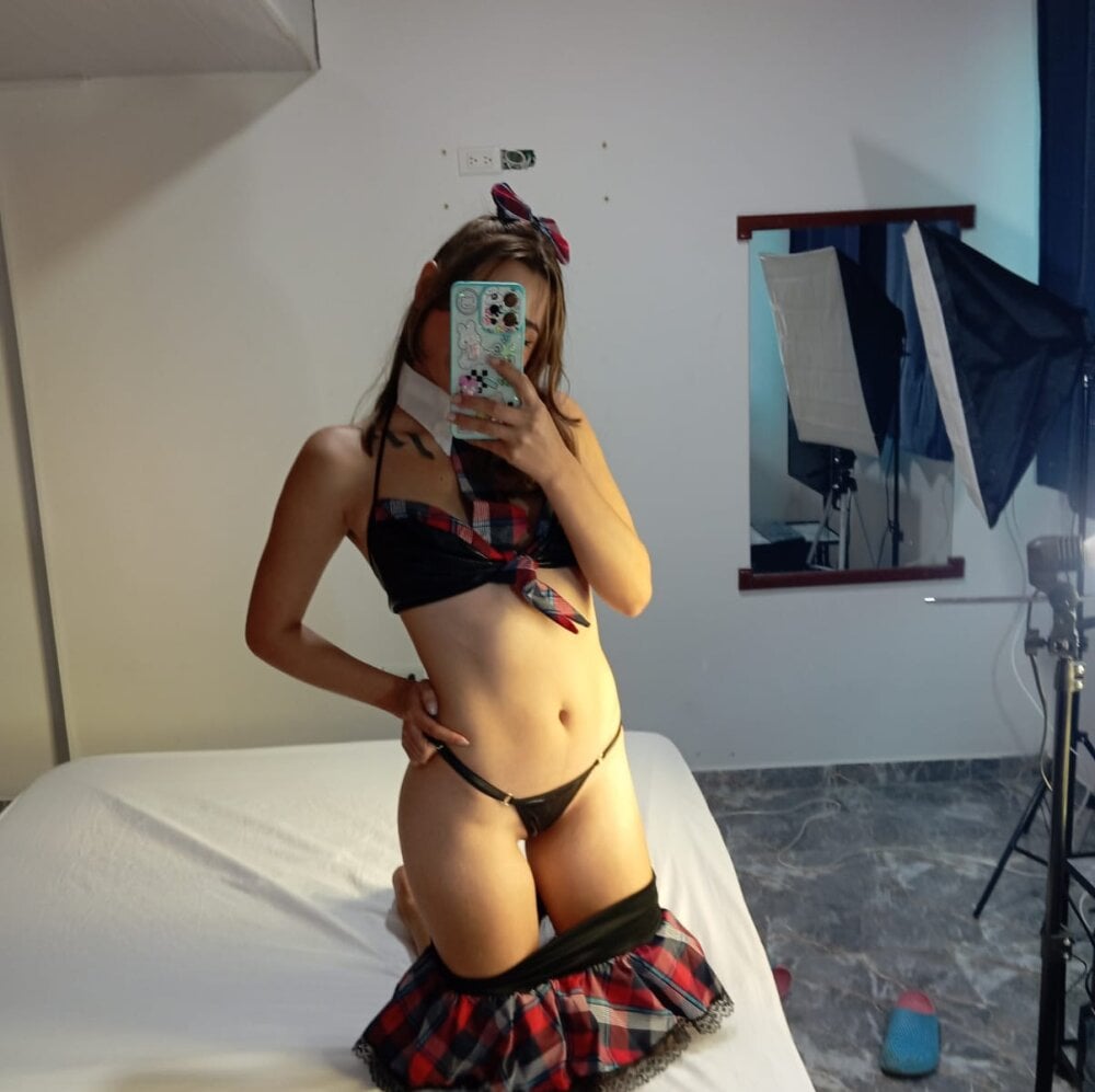 Watch  thin_princess live on cam at StripChat