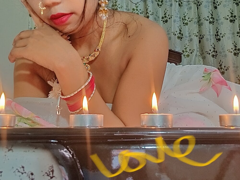 sexyhoney27 live cam model at StripChat