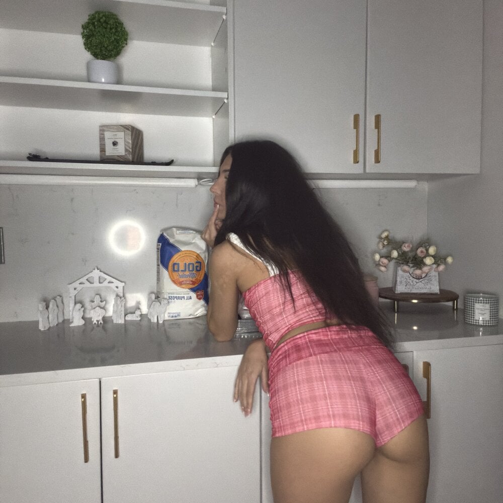 mega-camsex.net sometimesmiachristina livesex profile in straight cams