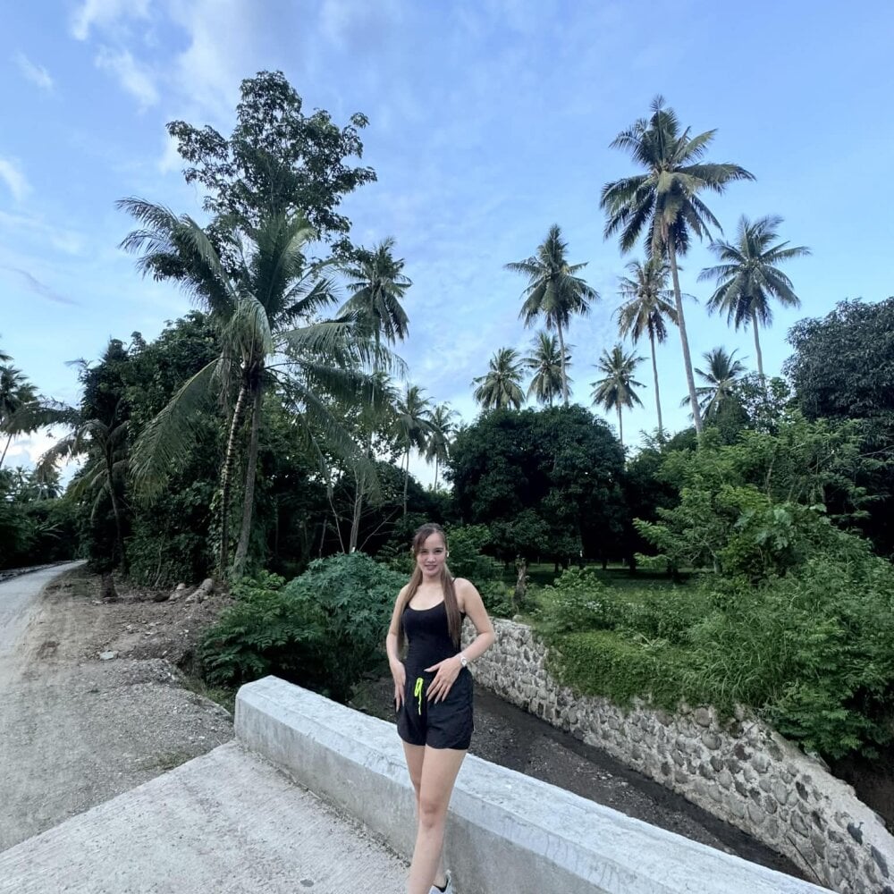 iluvcams.com pinay_zee69 livesex profile in large cams