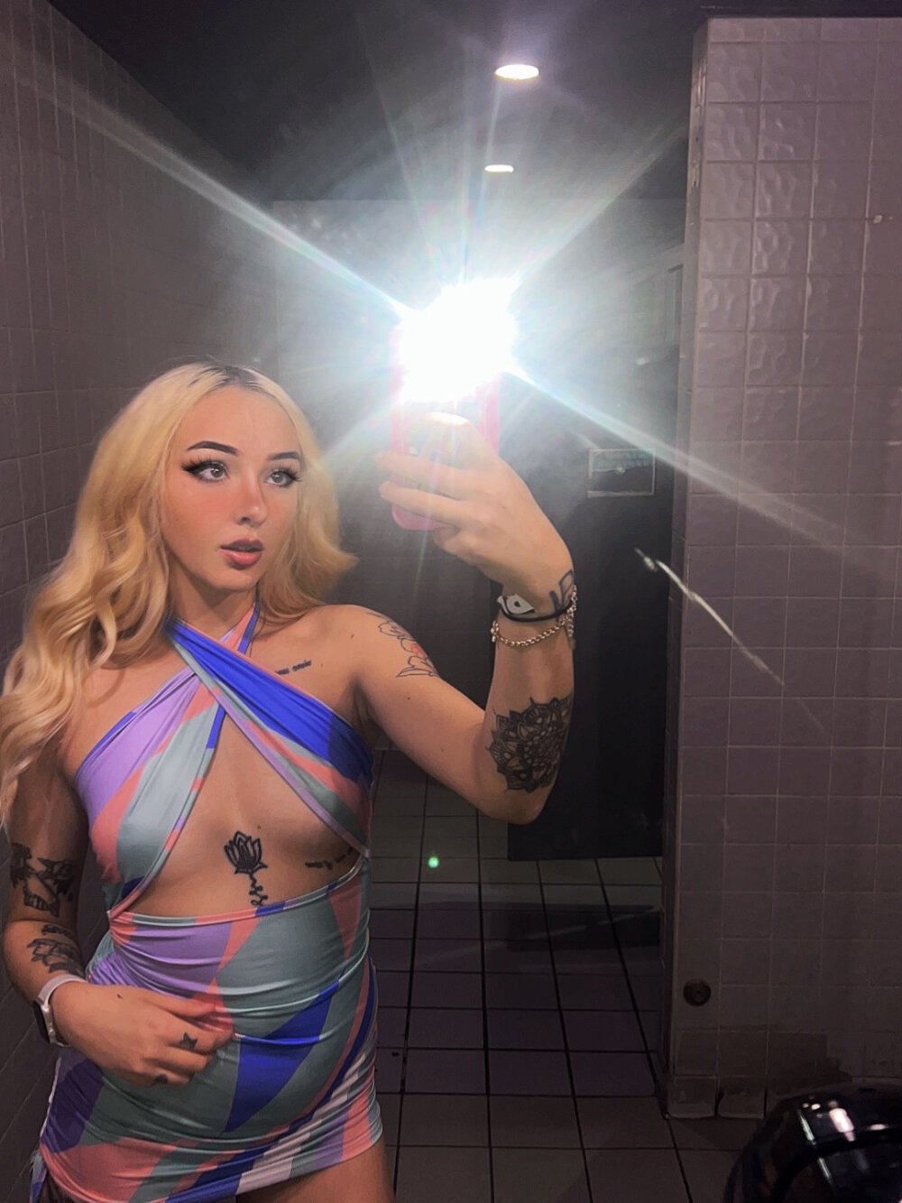 livesex.fan barbieswrld999 livesex profile in we-are-as-usual-playing-in-our-room cams