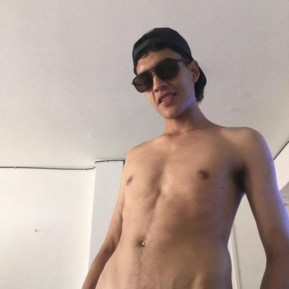 noah_749 live cam model at StripChat