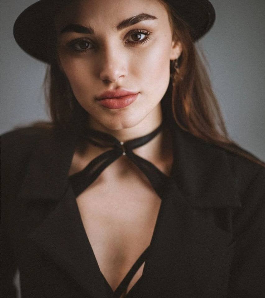 onaircams.com holleysissel livesex profile in thin cams