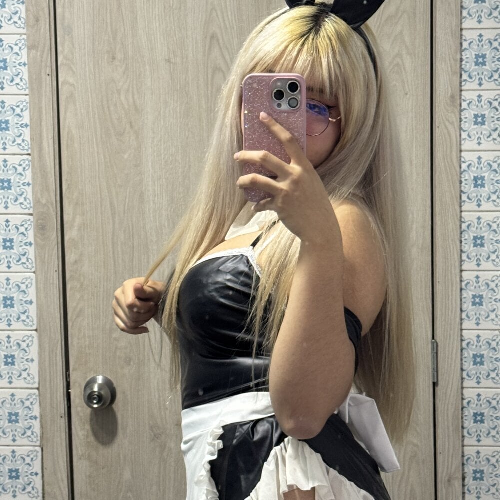 Ahri_99 live cam model at StripChat