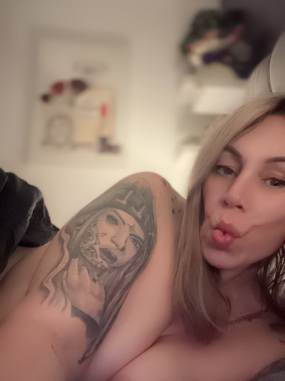 Live sex webcam photo for blondebitch2 #290228468