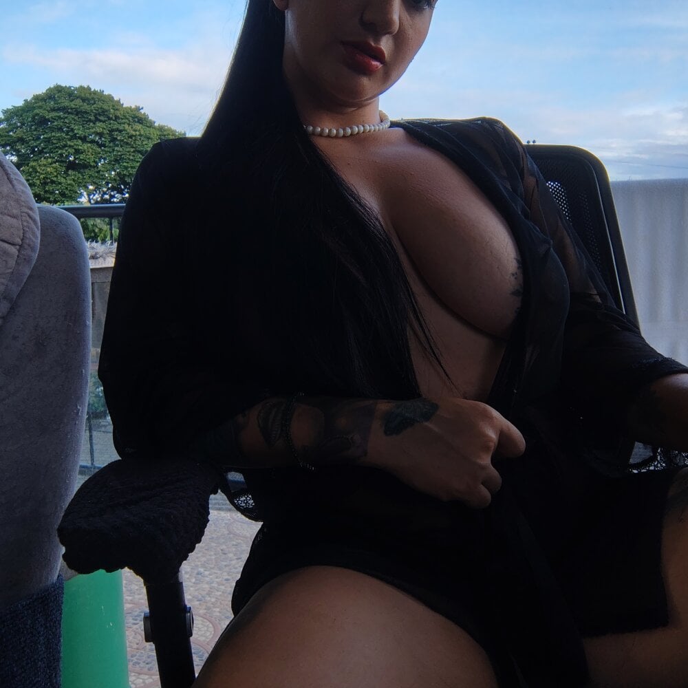 Ninabigtitied live cam model at StripChat
