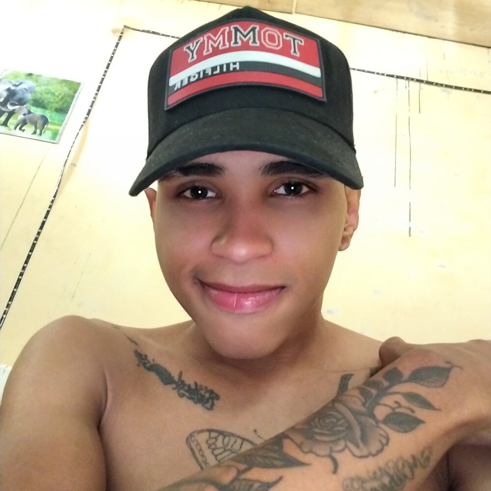 hot_guy_with_big_cock from stripchat