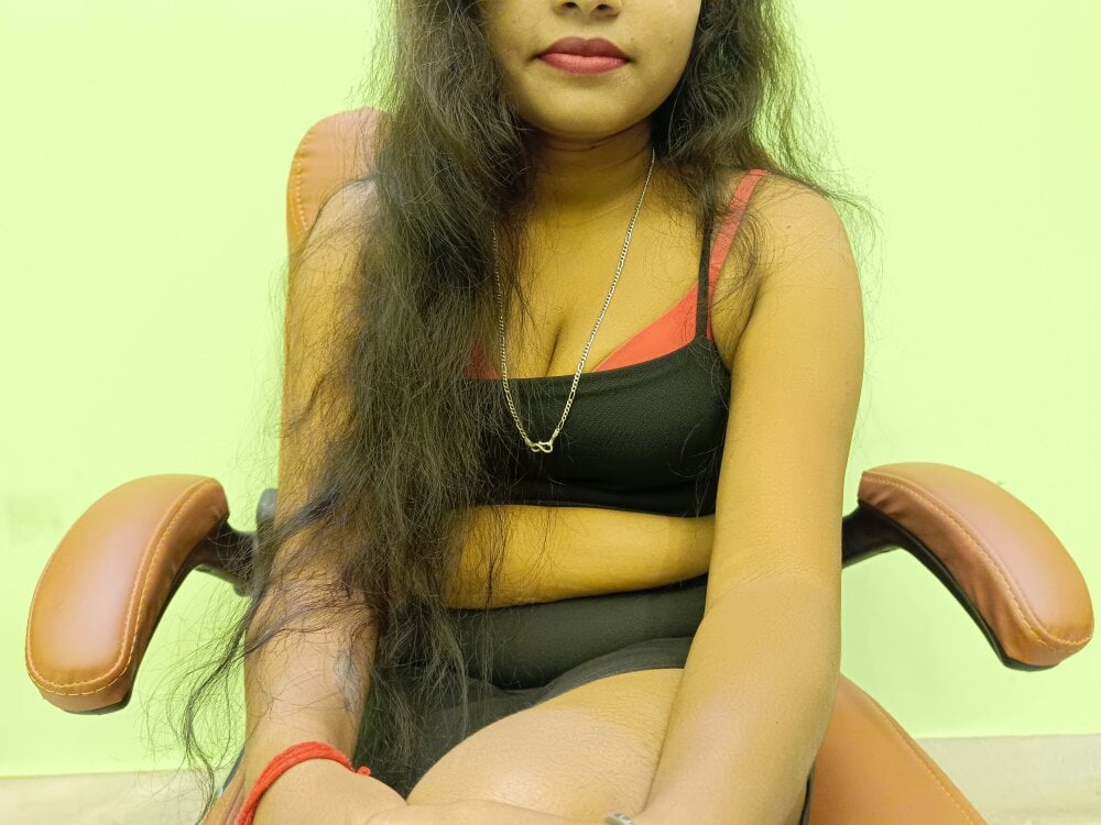 stripchat sexy-suhana- webcam profile pic via sexcityguide.com