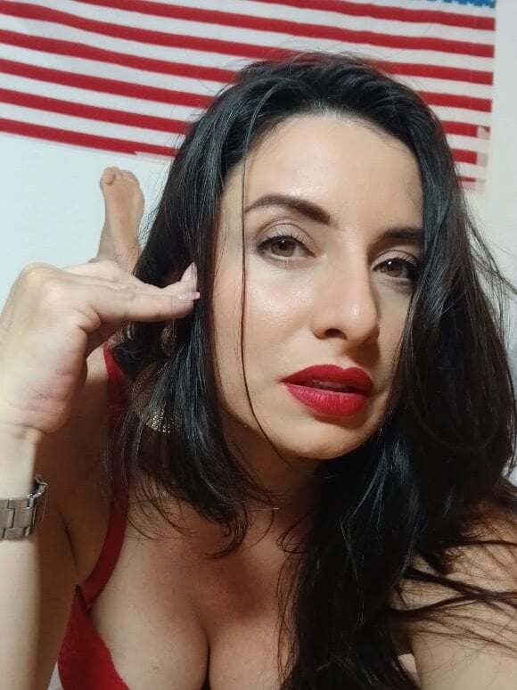 pornos.live karlinlive livesex profile in latin cams