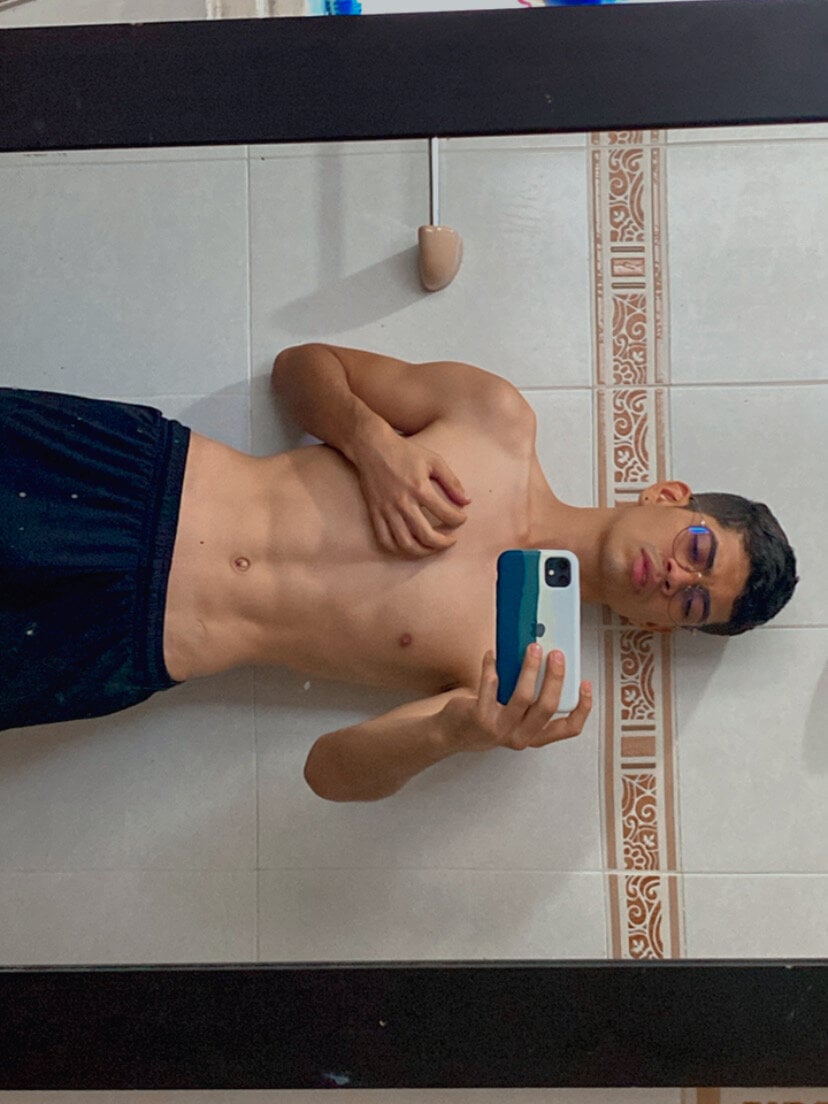 12andrew_23 from stripchat