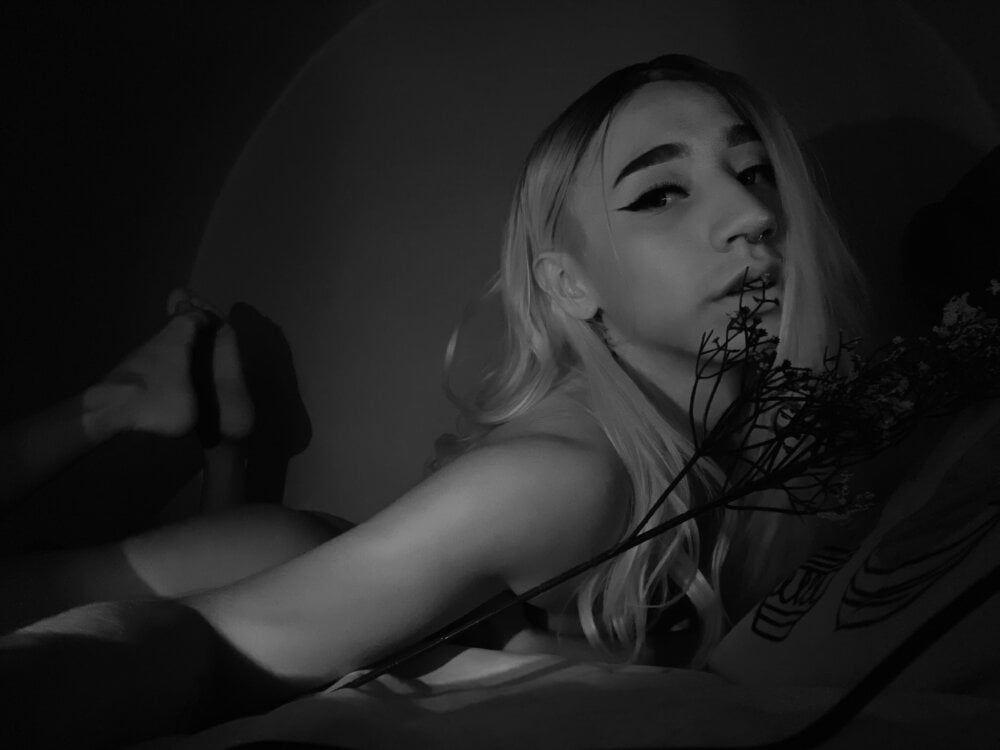 Live sex webcam photo for Littlebunny21 #290086862