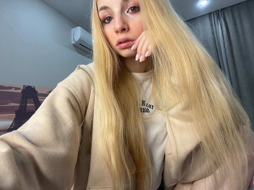 Melllnessa 💛 free nude chat