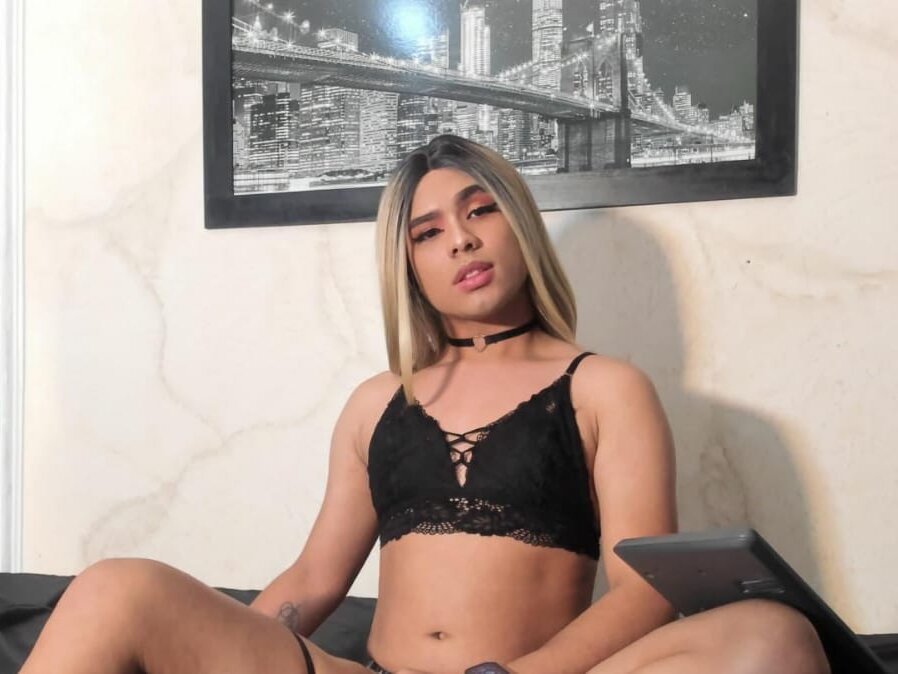 Live sex webcam photo for LauraBonnet7 #289824866