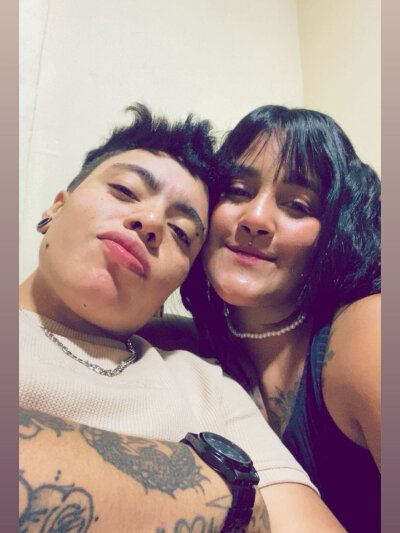 TwoHotGirlsLive profile