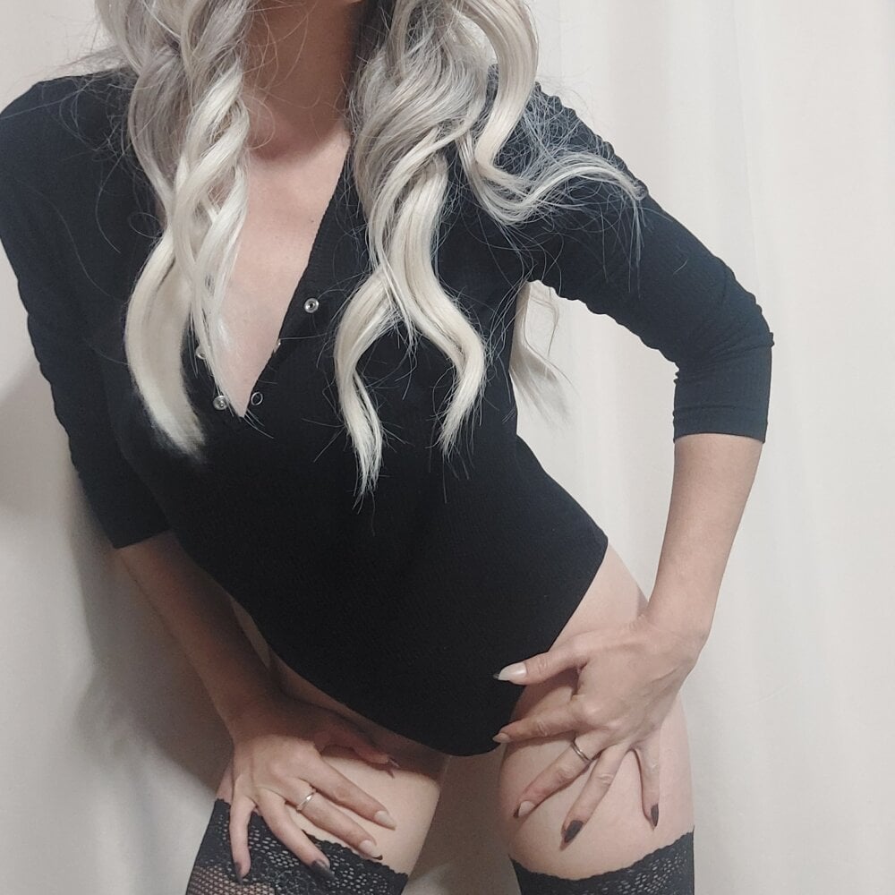 stripchat anaiscpl2405 webcam profile pic via maturelivesexcams.com