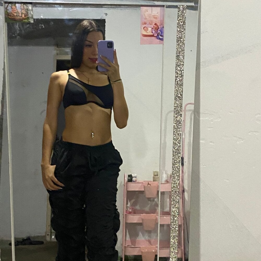 Adara77_'s chat room