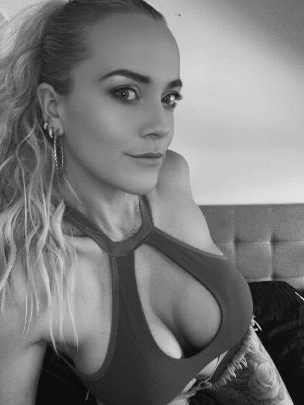 pornos.live missconly livesex profile in maybe-we-are-neighbours cams