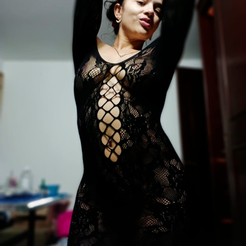 sexcam-girls.com coraliiine_ livesex profile in latino cams