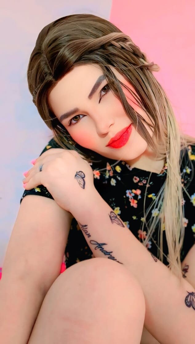 Laura-Sexy-Hot-Latin