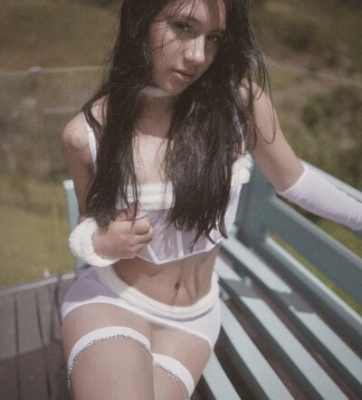 Nahomy_cute1 on StripChat