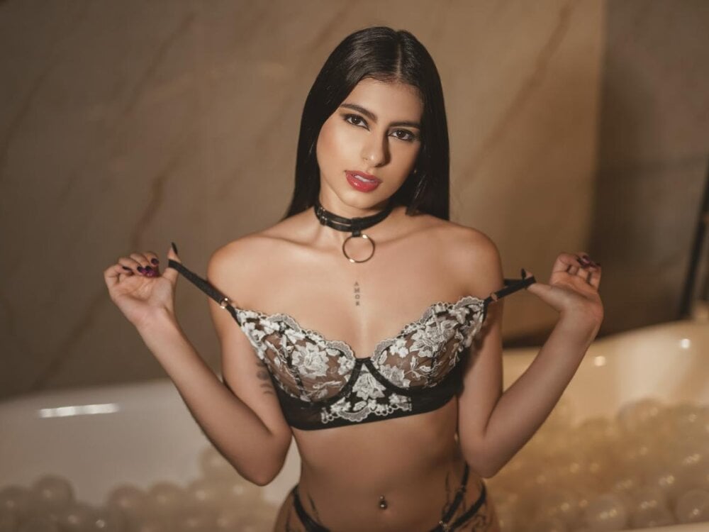 rudecam.live bellaconnorx livesex profile in on-suitcases cams