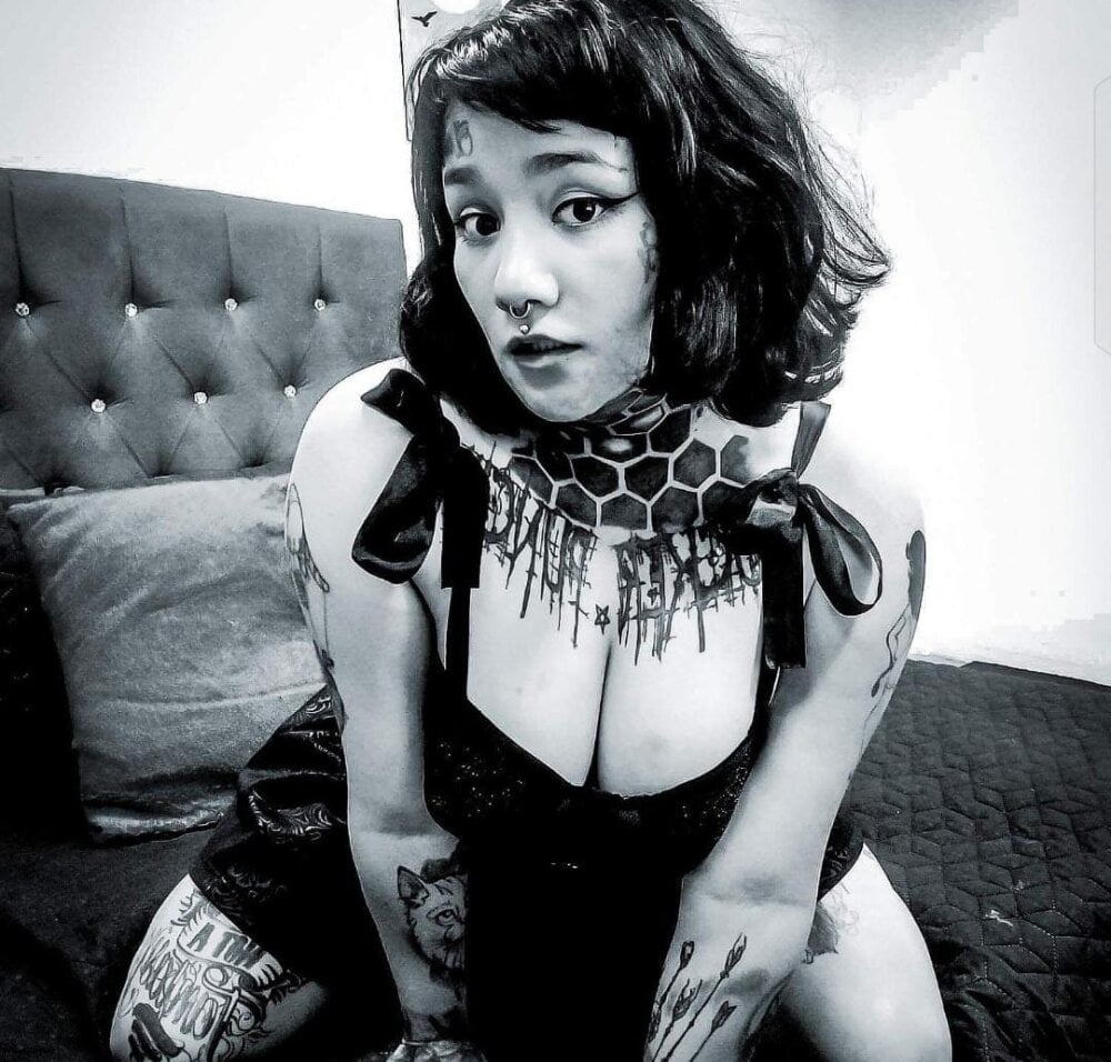 elivecams.com persefoneunderworld666 livesex profile in mix cams