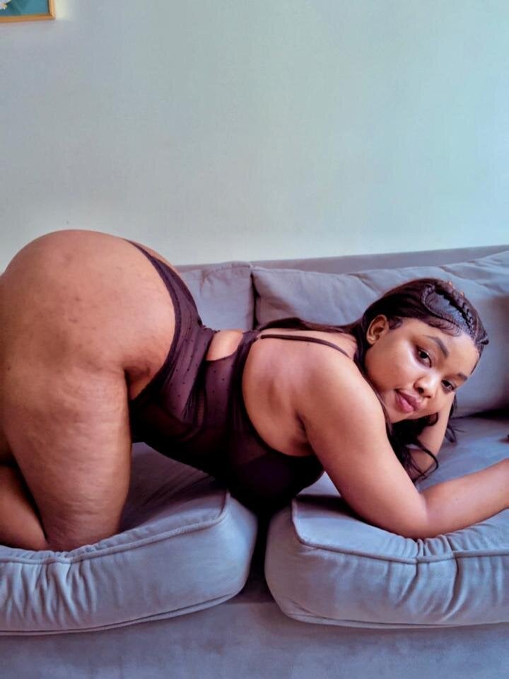 Choccobuhny live cam model at StripChat