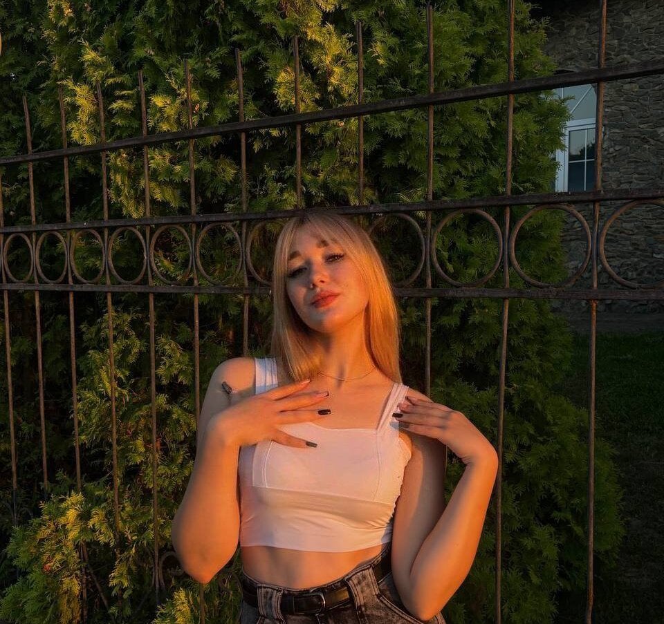 livesex.fan sharonellis livesex profile in granny cams