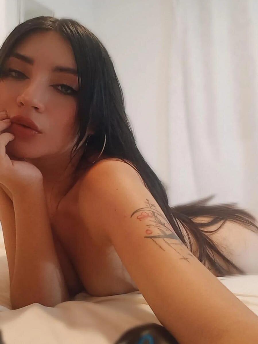 Watch  AMELIE_WILLIAMSS live on cam at StripChat